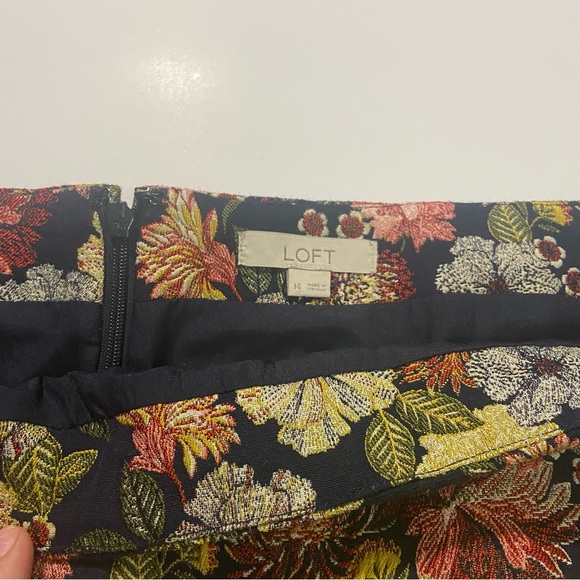 Navy blue skirt with gold and pink floral details - Picture 4 of 4